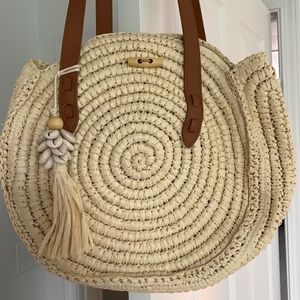 Adorable summer straw handbag w 2 pockets and shell ornament from Macys NEW